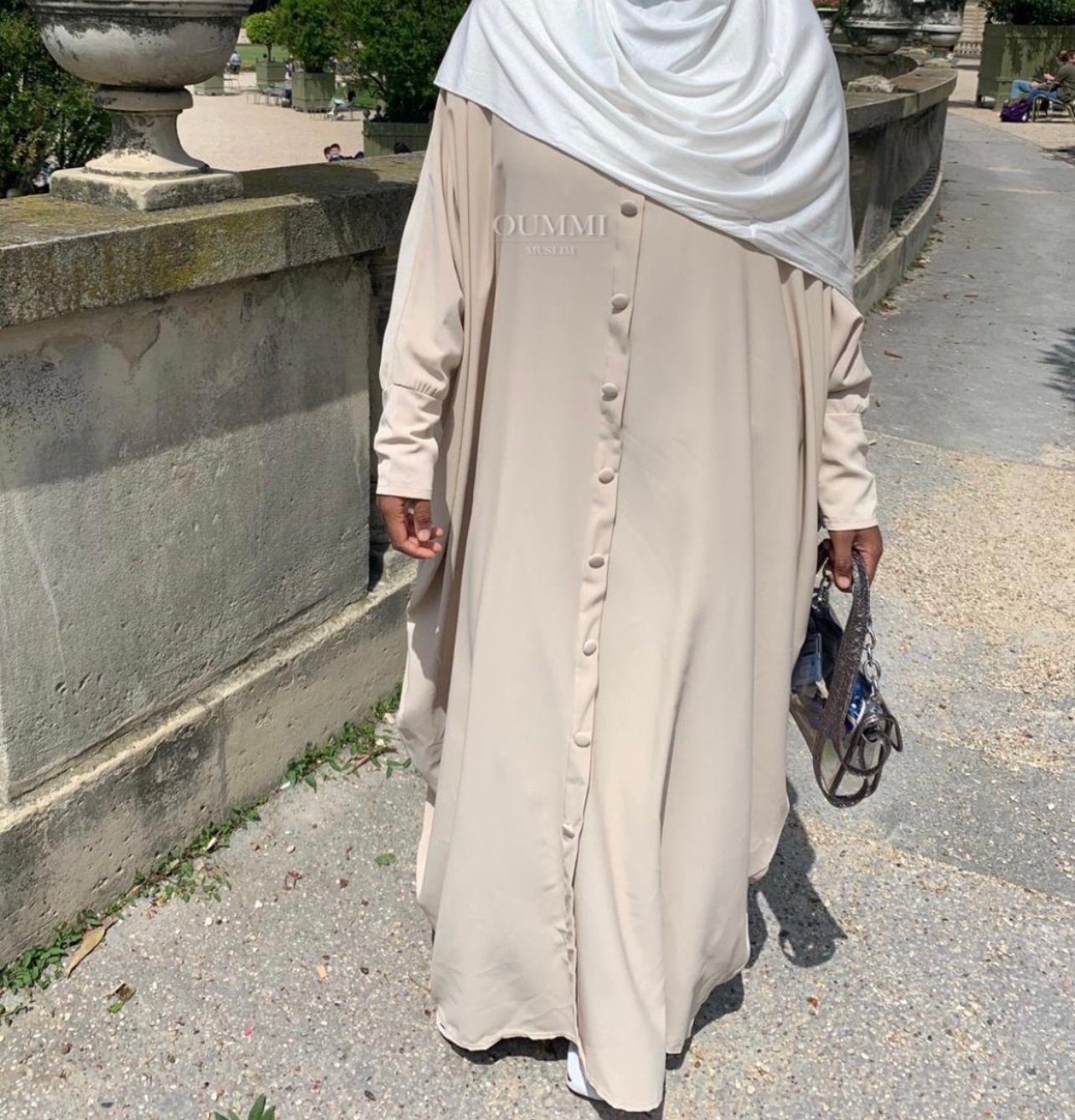 Abaya femme saoudienne à bouton Soie de Médine – FATIMA - Beige clair