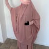 Jilbab 2 pièce pas cher pour femme musulmane conçu dans un magnifique tissu whool peach, c'est un jilbab à petit prix que nous vous proposons avec un large choix de coloris. Idéal pour une femme voilée portant le jilbab ou le niqab. Ce jilbab ce décline en modèle jupe ou sarouel, pour femme ou petite fille.