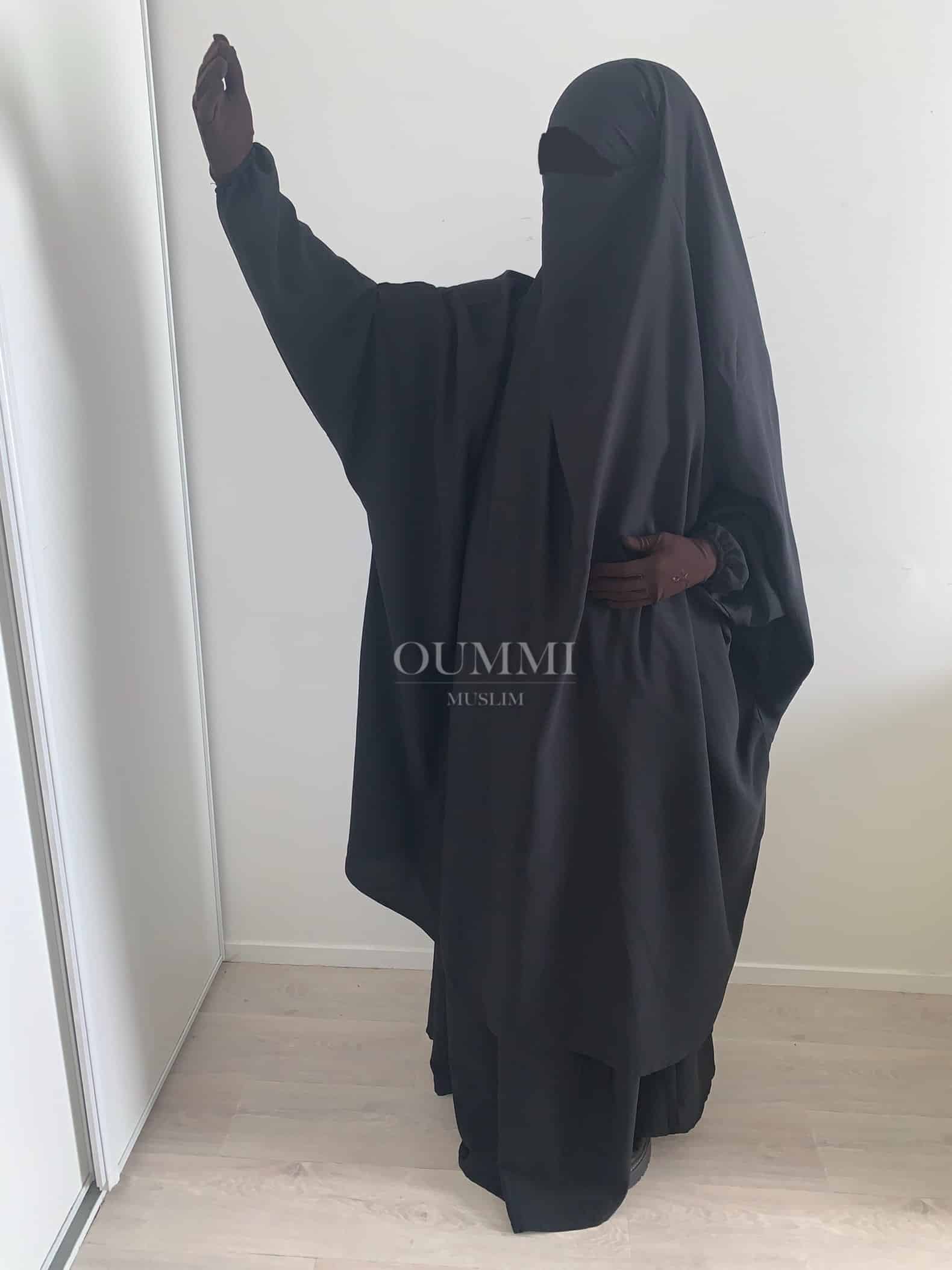 Jilbab 2 pièce pas cher pour femme musulmane conçu dans un magnifique tissu whool peach, c'est un jilbab à petit prix que nous vous proposons avec un large choix de coloris. Idéal pour une femme voilée portant le jilbab ou le niqab. Ce jilbab ce décline en modèle jupe ou sarouel, pour femme ou petite fille.
