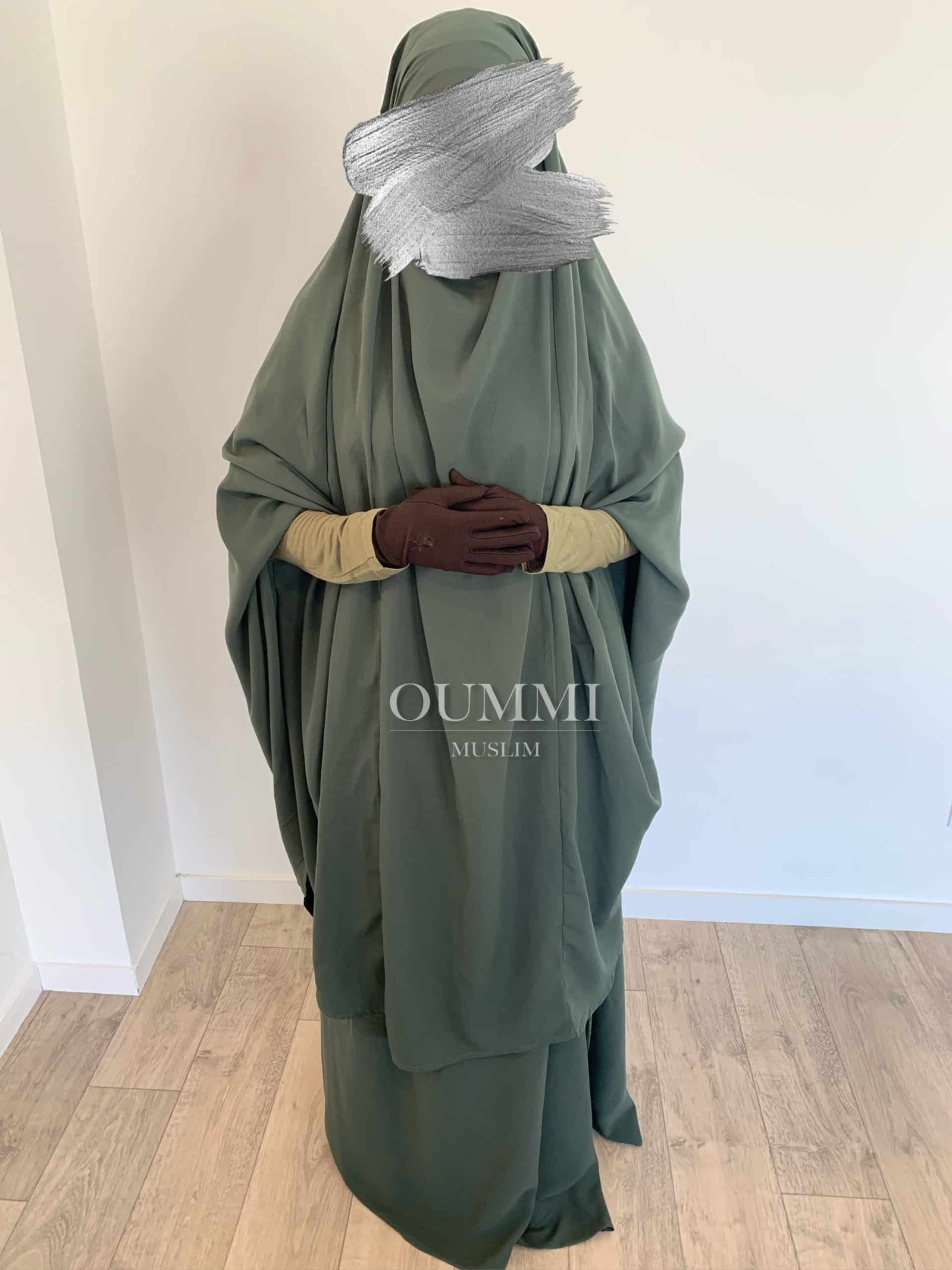 Jilbab 2 pièce pas cher pour femme musulmane conçu dans un magnifique tissu whool peach, c'est un jilbab à petit prix que nous vous proposons avec un large choix de coloris. Idéal pour une femme voilée portant le jilbab ou le niqab. Ce jilbab se décline en modèle jupe ou sarouel, pour femme ou petite fille.