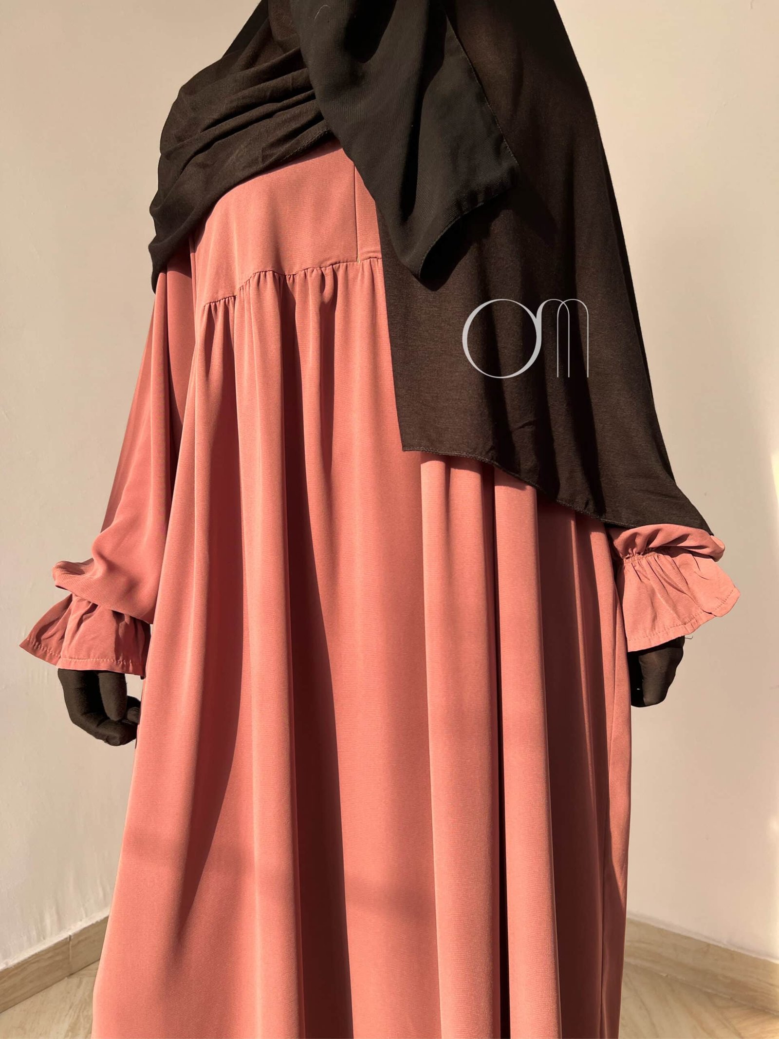 Robe Joséphine - Rose poudré adaptée pour l'allaitement, idéal pour femme voilée musulmane portée avec un hijab en jersey xxl noir et un half niqab noir oummimuslim