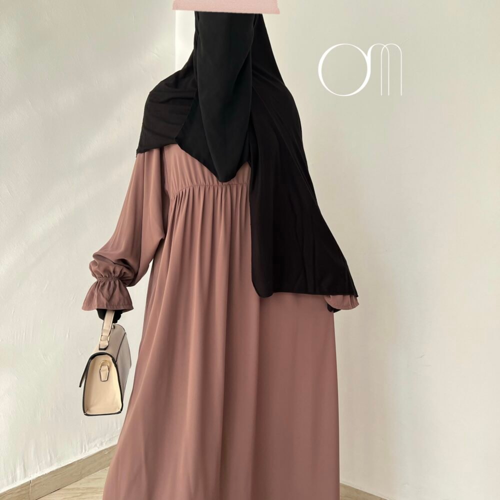 Robe Joséphine MOKA portée avec un half niqab noir et un hijab en jersey xxl noir