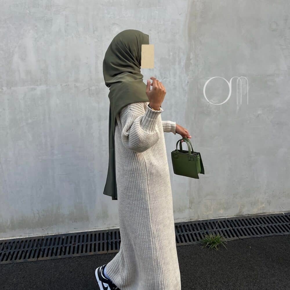 Robe pull beige + Hijab Soie de Médine kaki